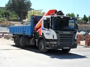 Camião com grua — 3 eixos