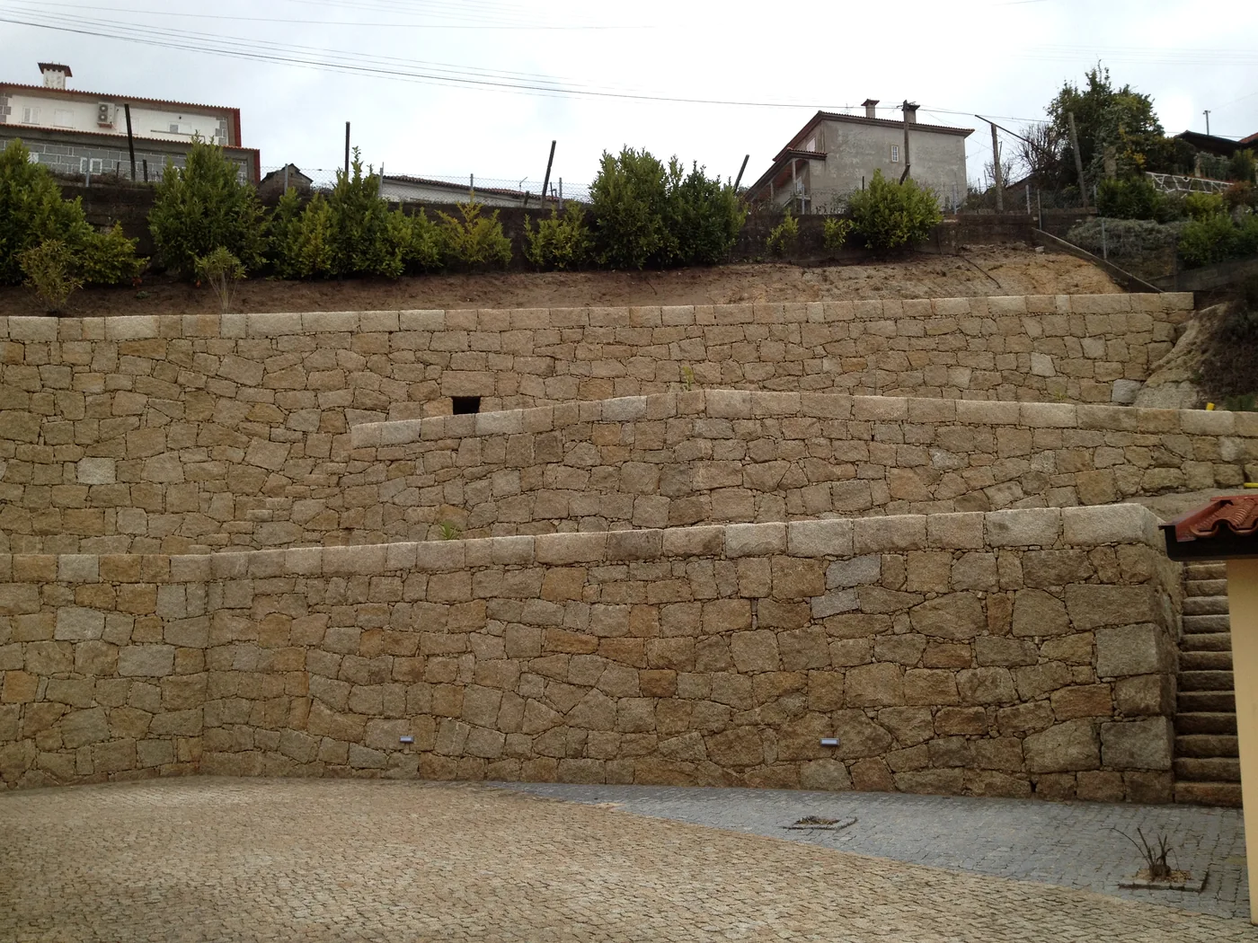 Muros em alvenaria de granito amarelo
