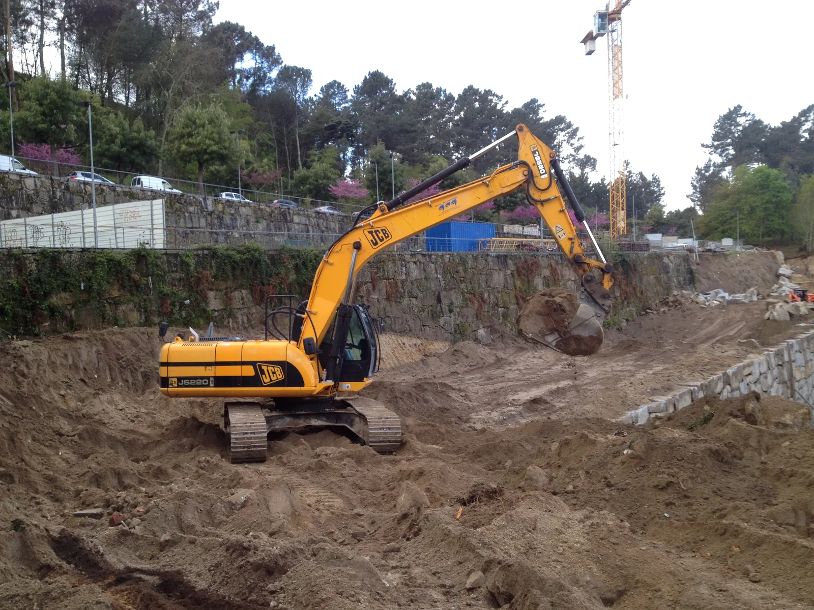 Máquina giratória durante trabalhos de escavação e preparação do terreno