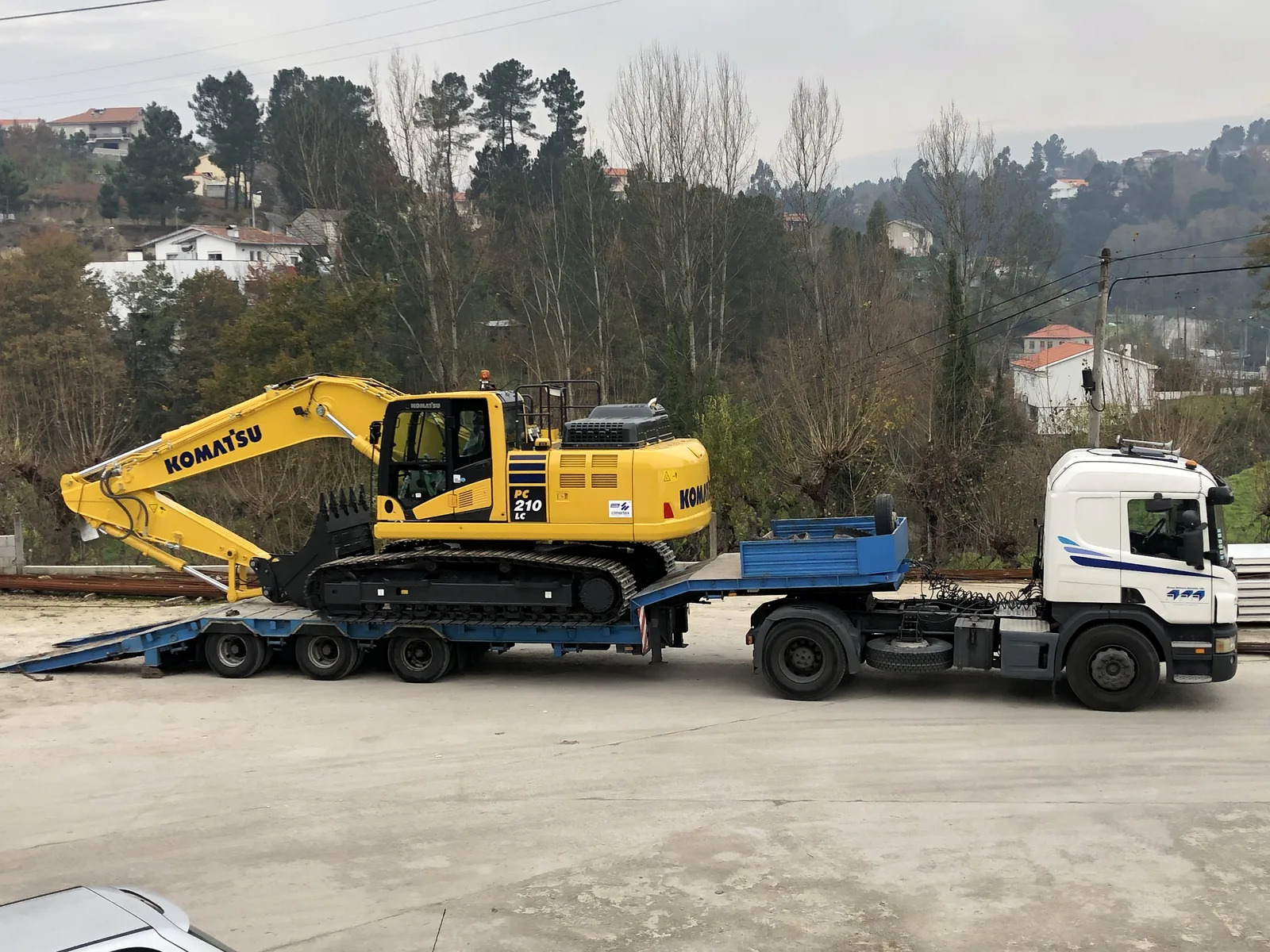 Porta-máquinas a transportar uma máquina giratória